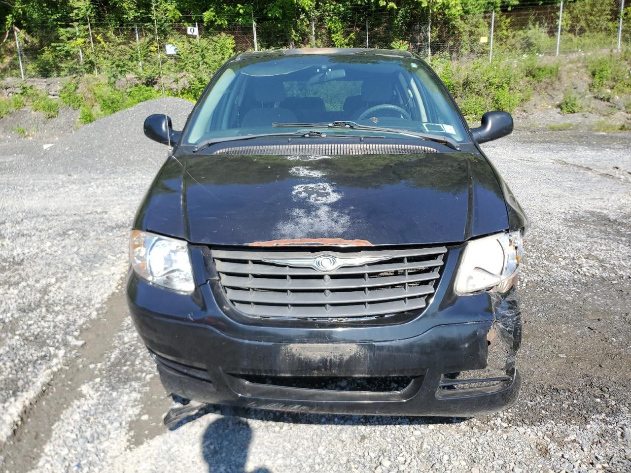 2006 Chrysler Town & Country - Image 5