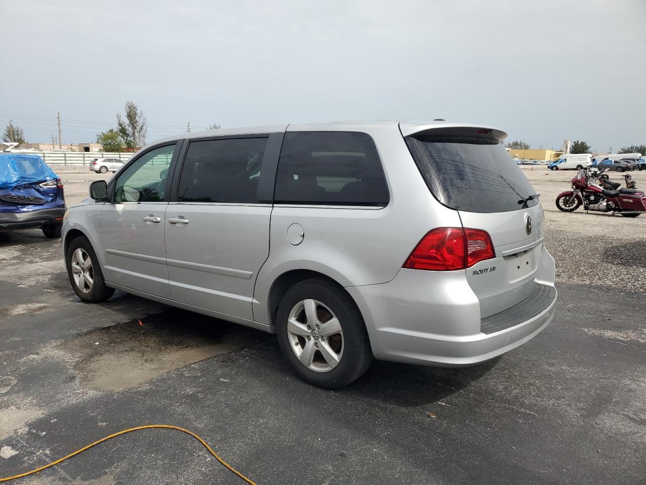 2010 Volkswagen Routan Se - Image 2