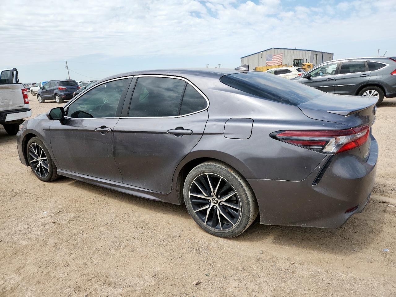 2021 Toyota Camry Se - Фото 2