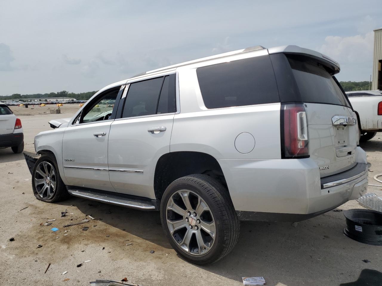 2017 GMC Yukon Denali - Фото 2
