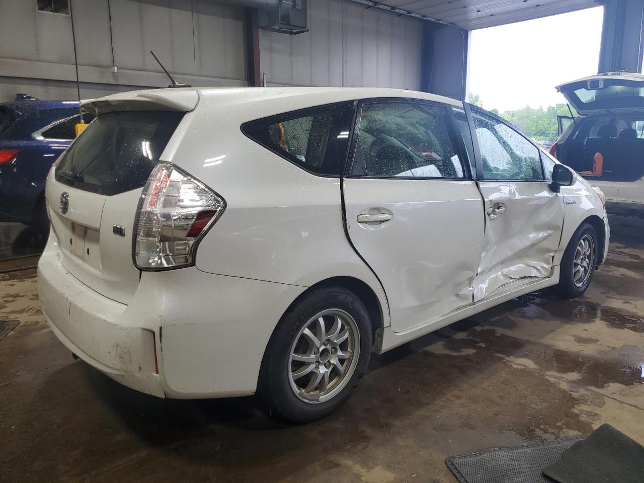 2013 Toyota Prius V - Фото 3