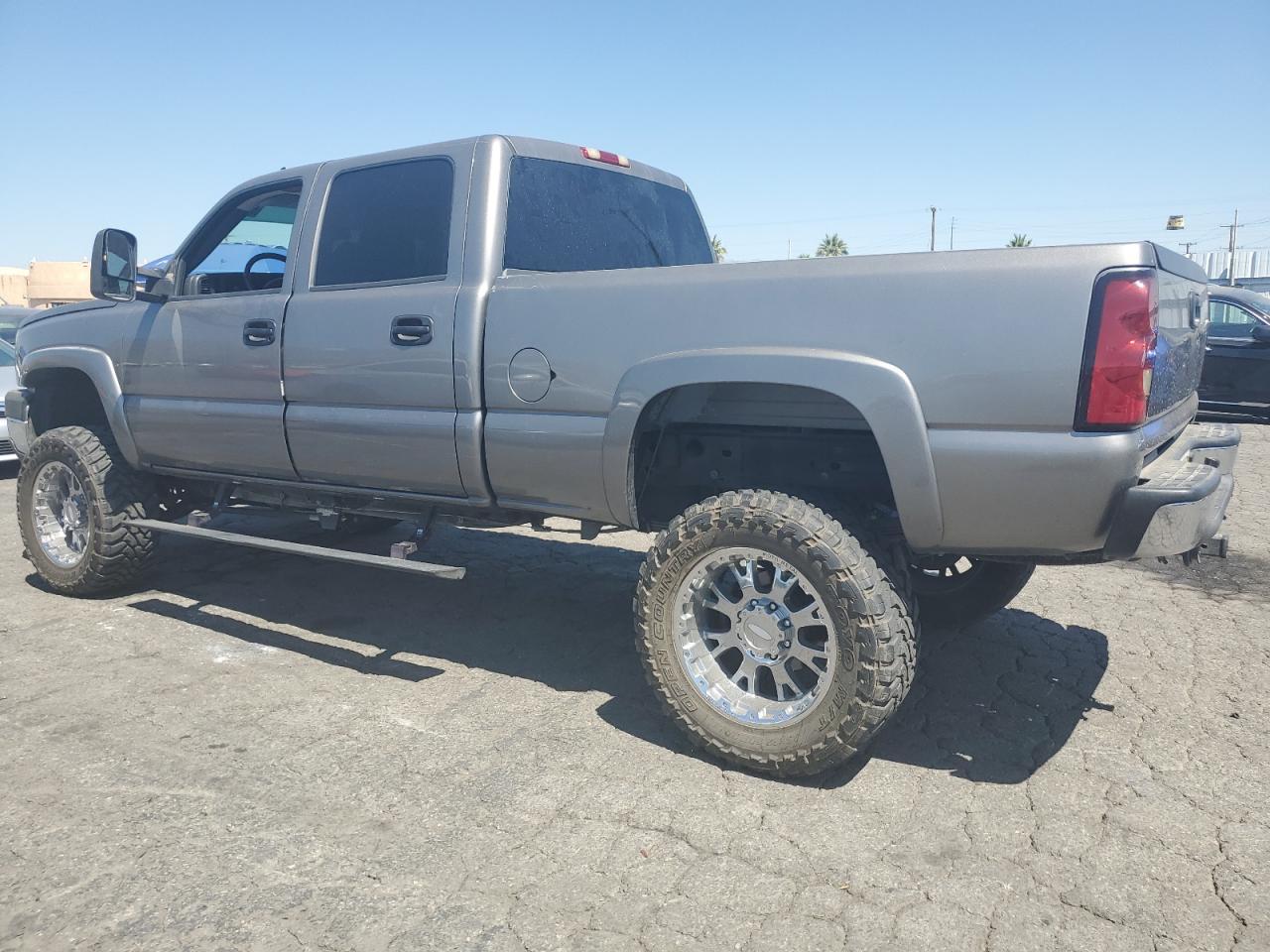 2006 Chevrolet Silverado C2500 Heavy Duty - Image 2
