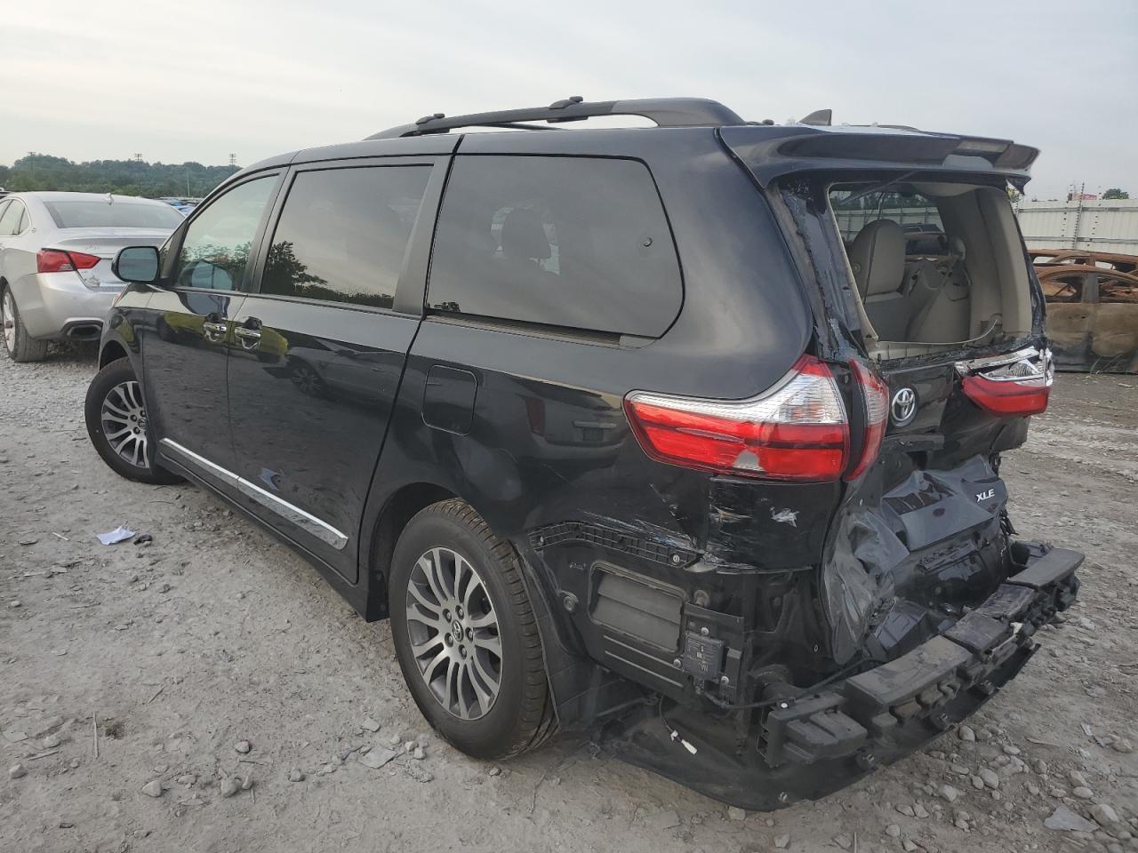 2019 Toyota Sienna Xle - Image 2