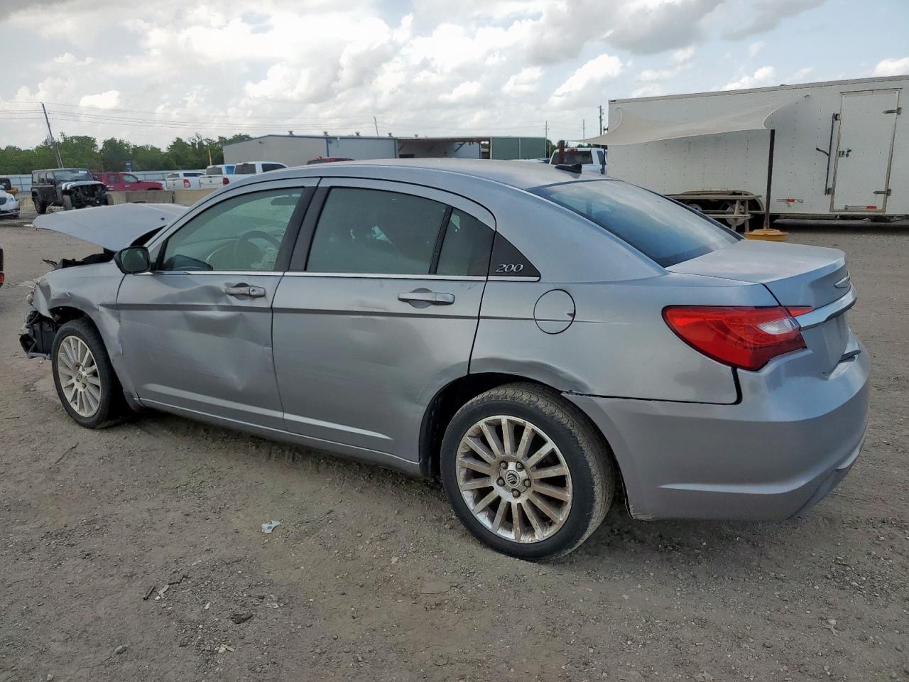 2014 Chrysler 200 Lx - Image 2