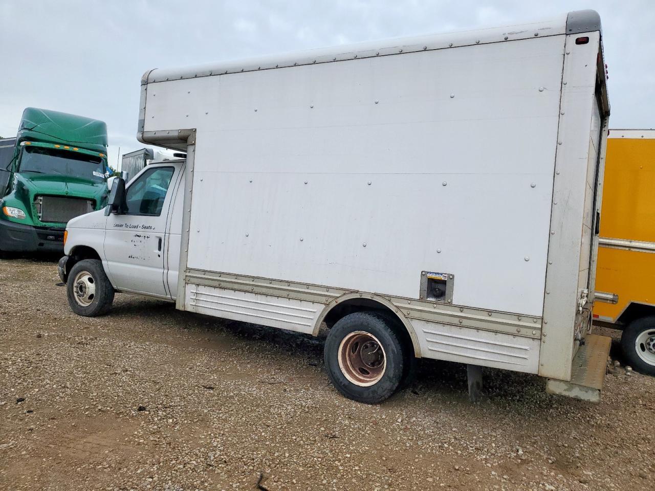 2006 Ford Econoline E450 Super Duty Cutaway Van - Фото 2