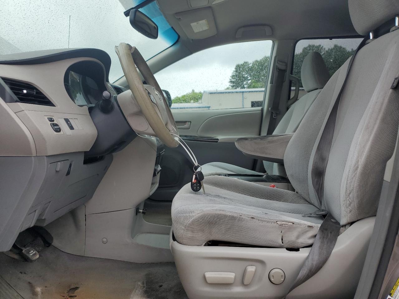 2011 Toyota Sienna Le - Фото 7