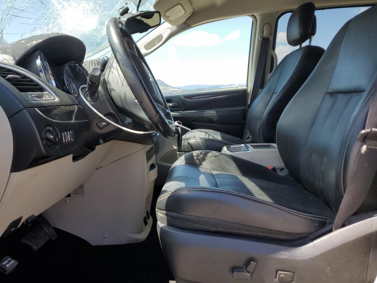 2011 Chrysler Town & Country Touring L - Image 7