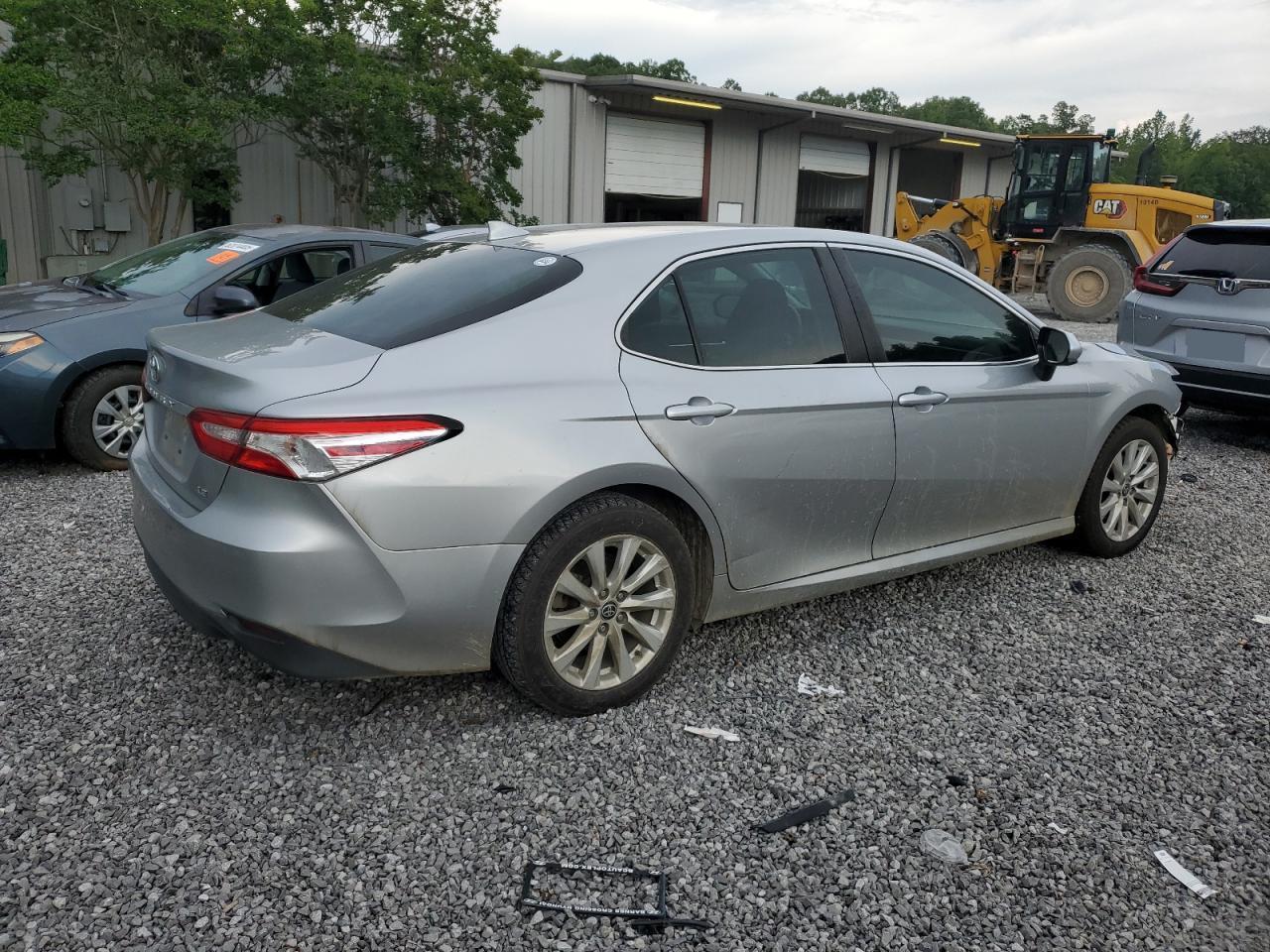 2020 Toyota Camry Le - Фото 3