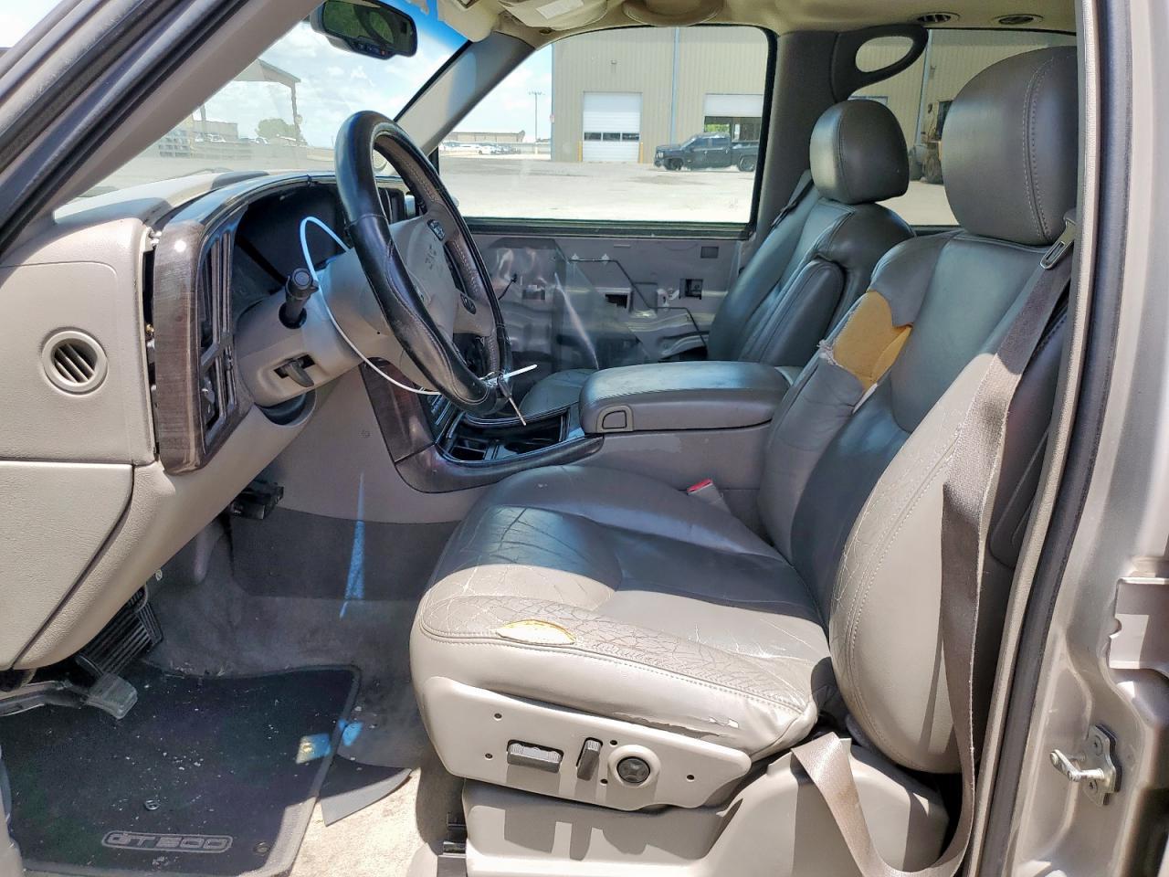2004 GMC Yukon Denali - Image 7