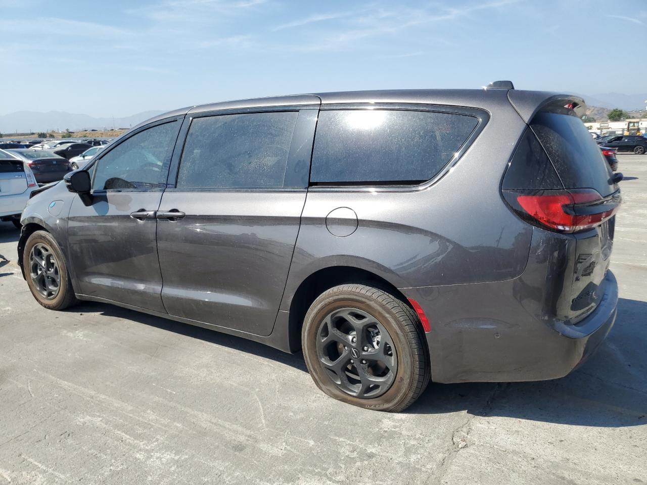 2023 Chrysler Pacifica Hybrid Limited - Image 2