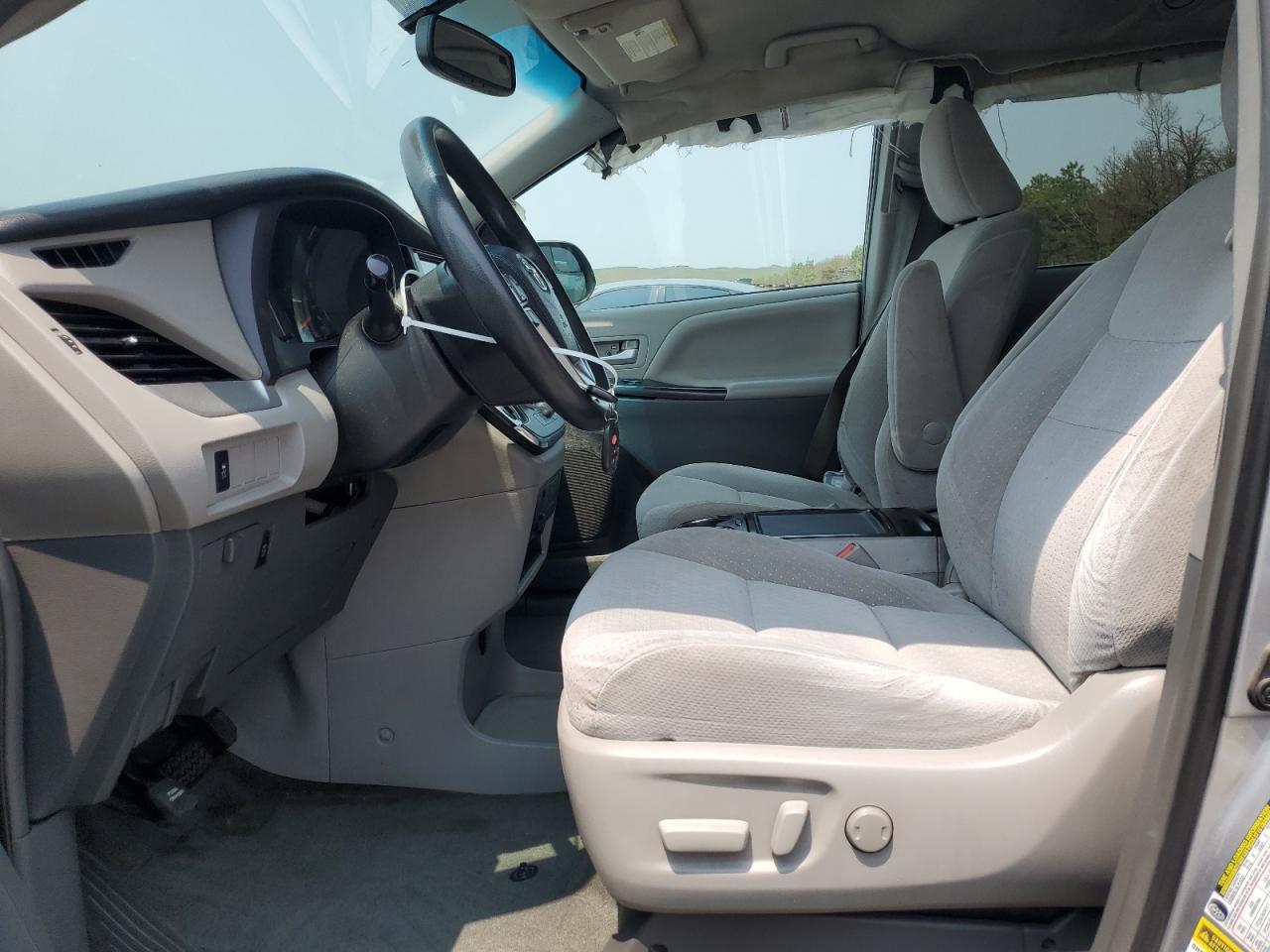 2016 Toyota Sienna Le - Image 7