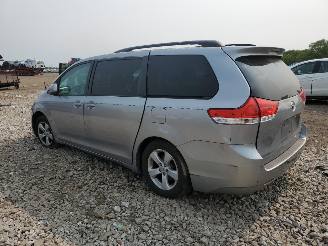 2011 Toyota Sienna Le - Фото 2