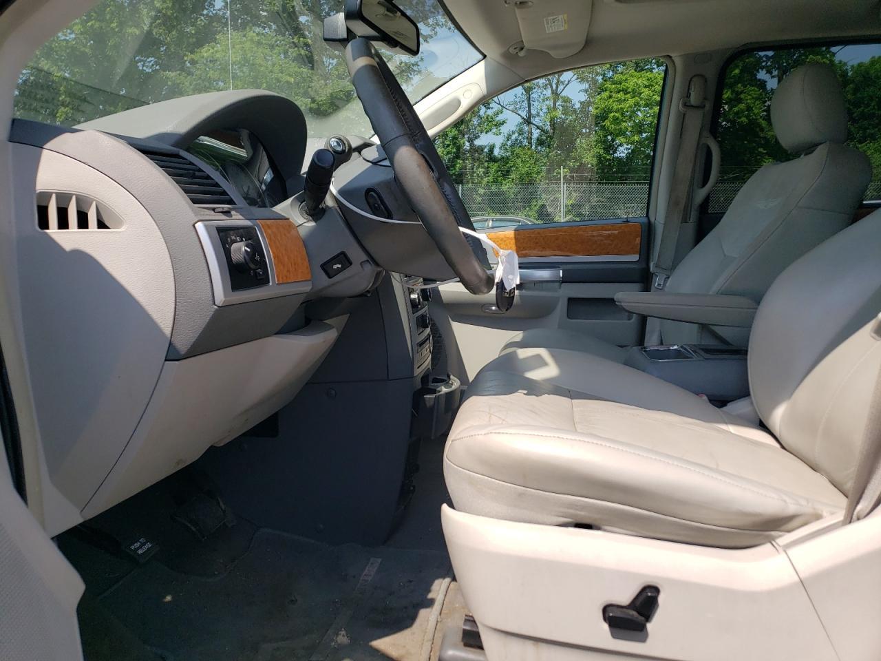 2009 Chrysler Town & Country Limited - Image 7
