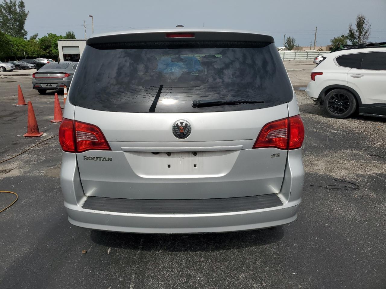 2010 Volkswagen Routan Se - Image 6