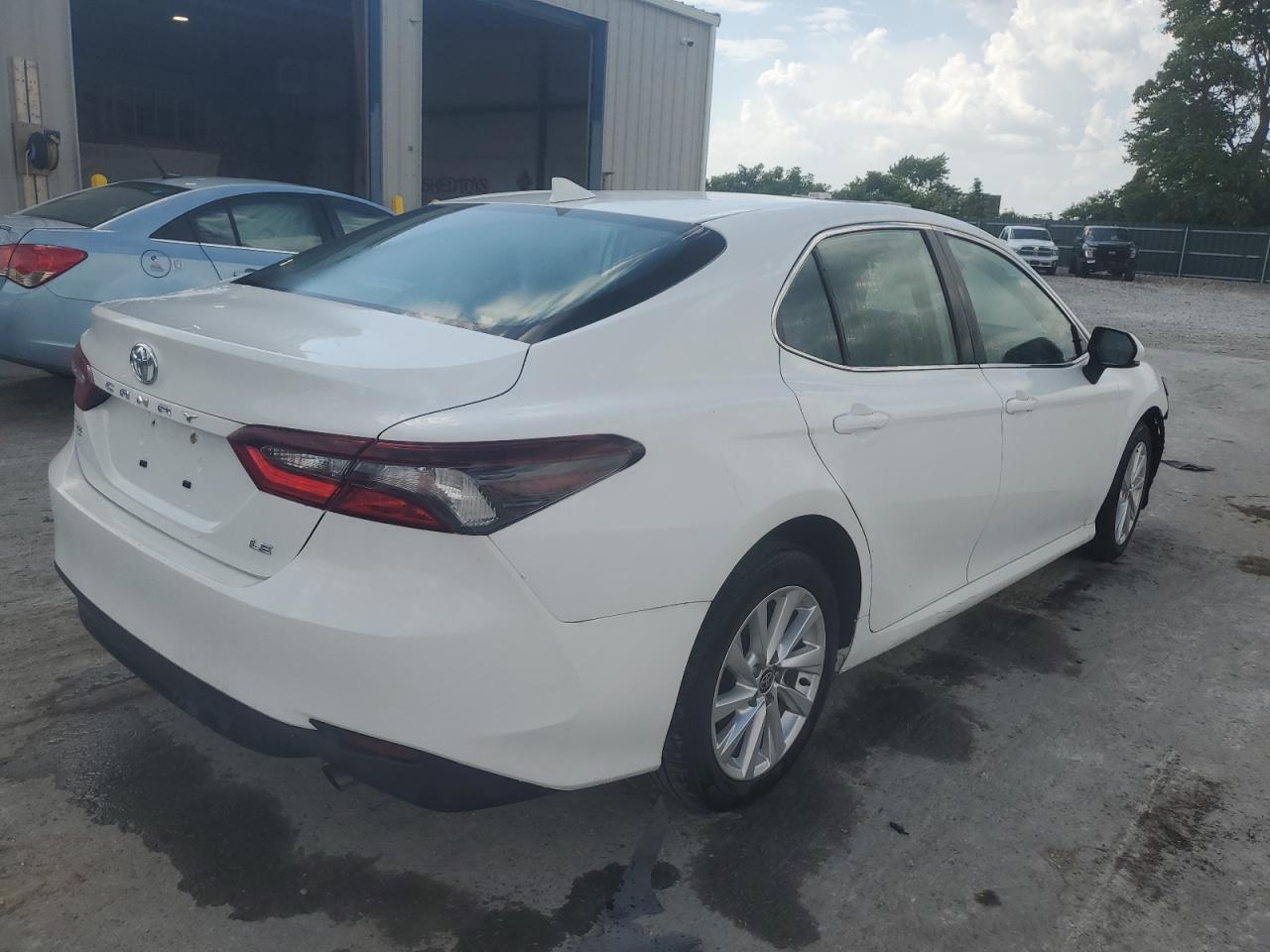 2023 Toyota Camry Le - Фото 3