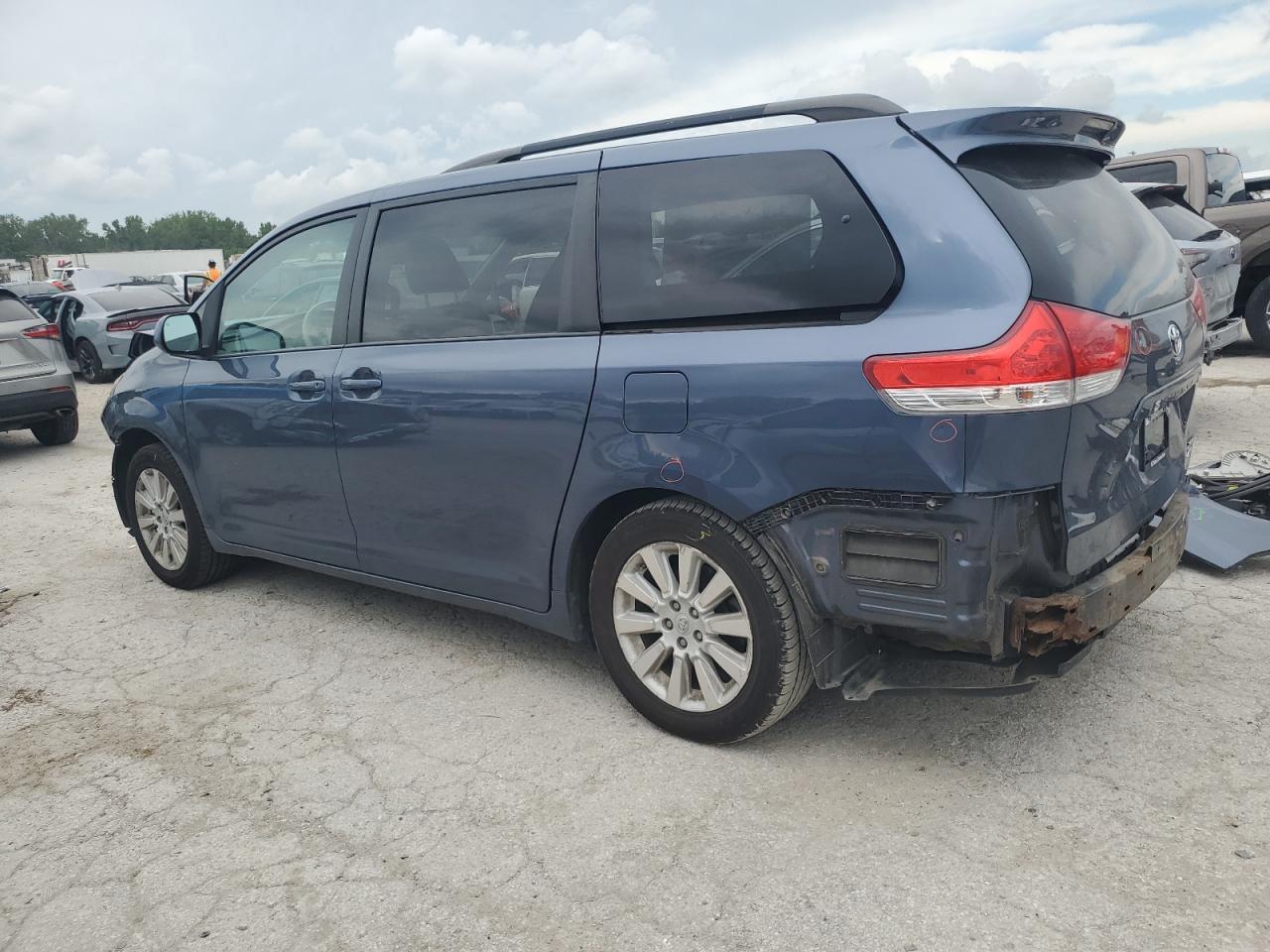 2013 Toyota Sienna Xle - Фото 2