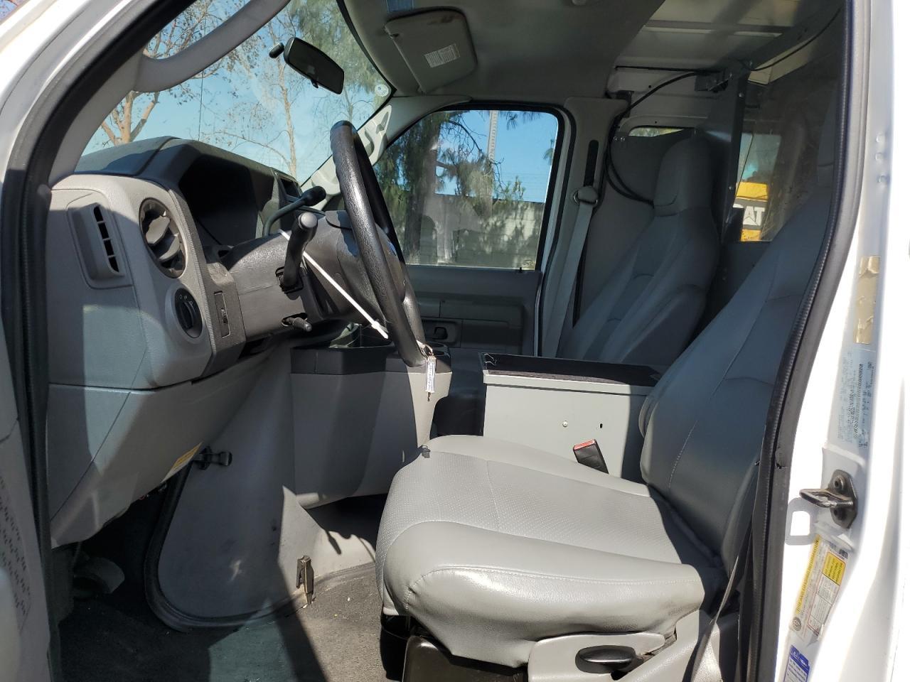 2010 Ford Econoline E250 Van - Фото 7