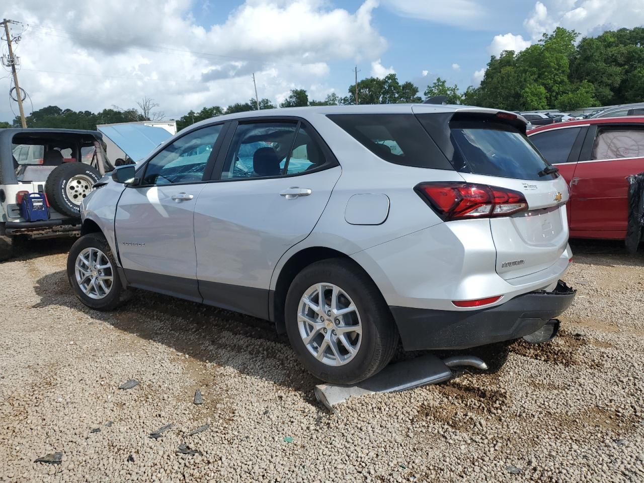 2022 Chevrolet Equinox Ls - Image 2