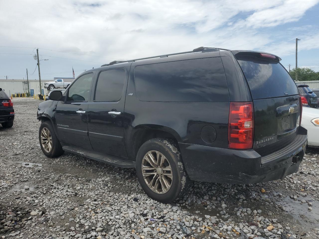 2007 Chevrolet Suburban C1500 - Image 2