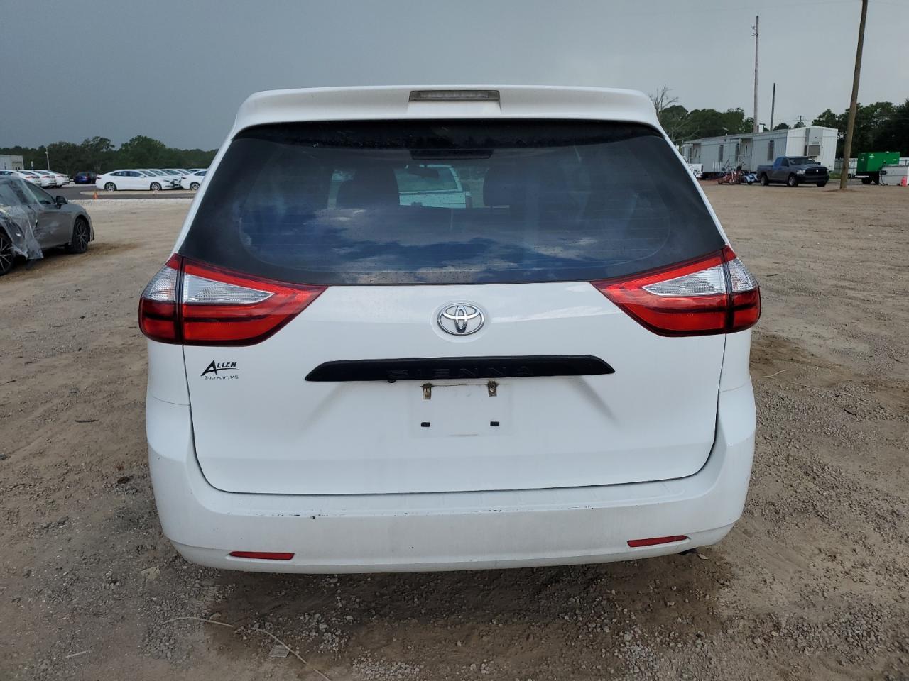 2017 Toyota Sienna - Image 6