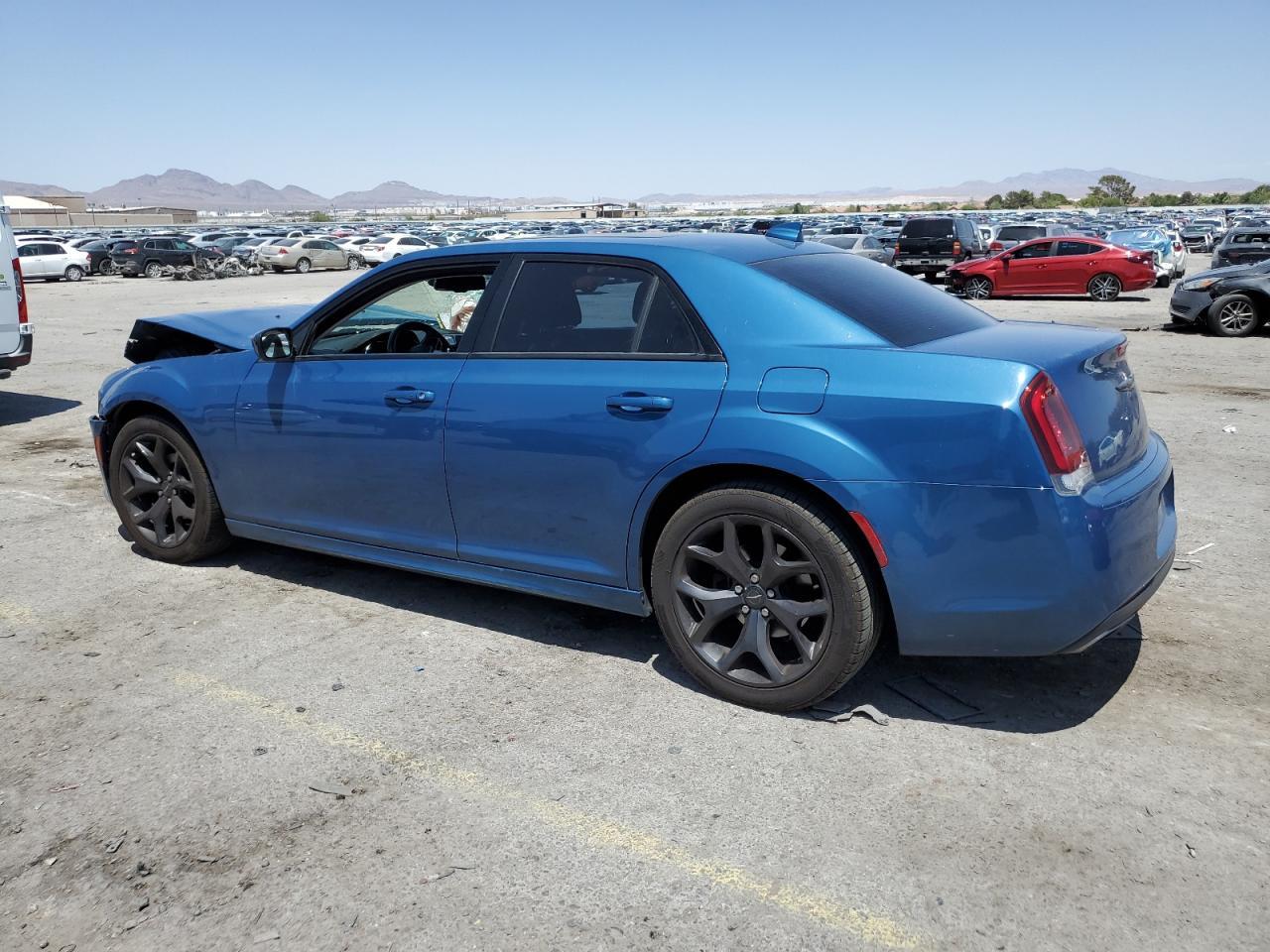 2020 Chrysler 300 Touring - Фото 2
