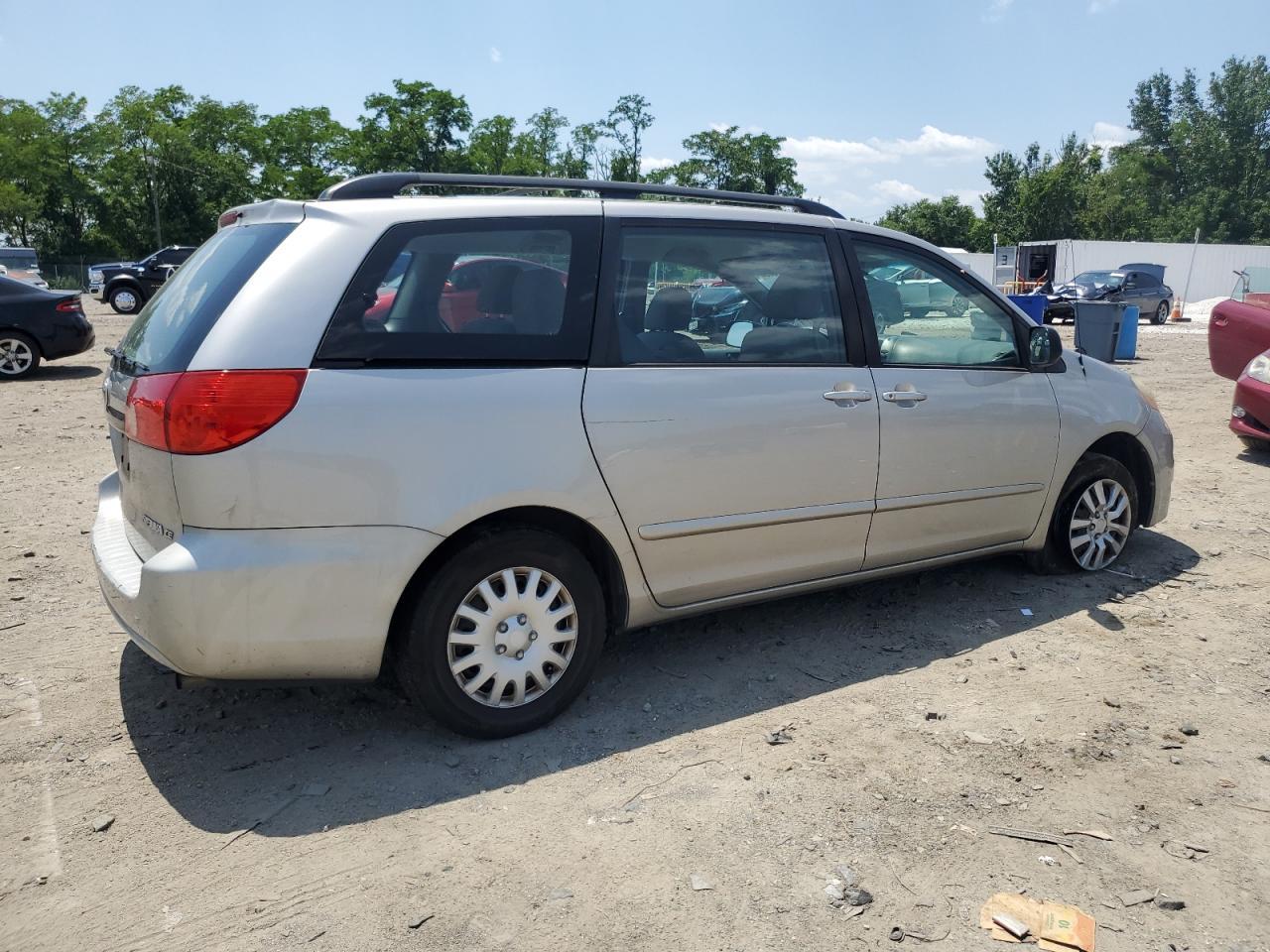 2010 Toyota Sienna Ce - Фото 3