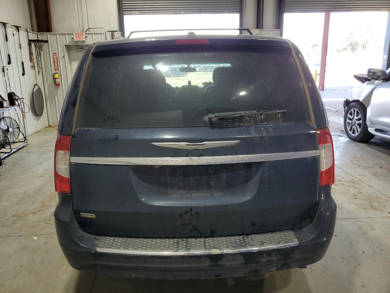 2014 Chrysler Town & Country Touring - Image 6