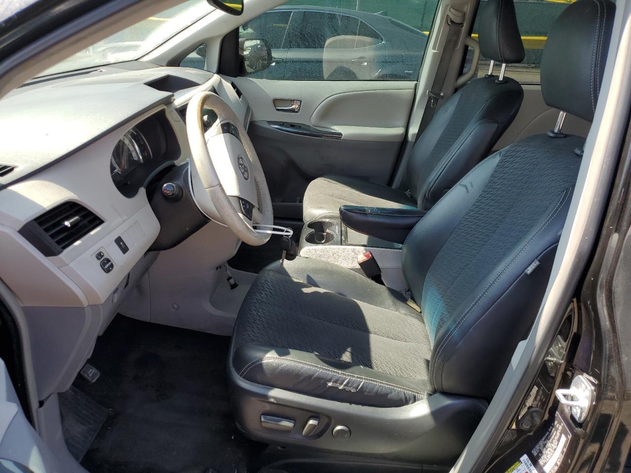 2014 Toyota Sienna Sport - Image 7