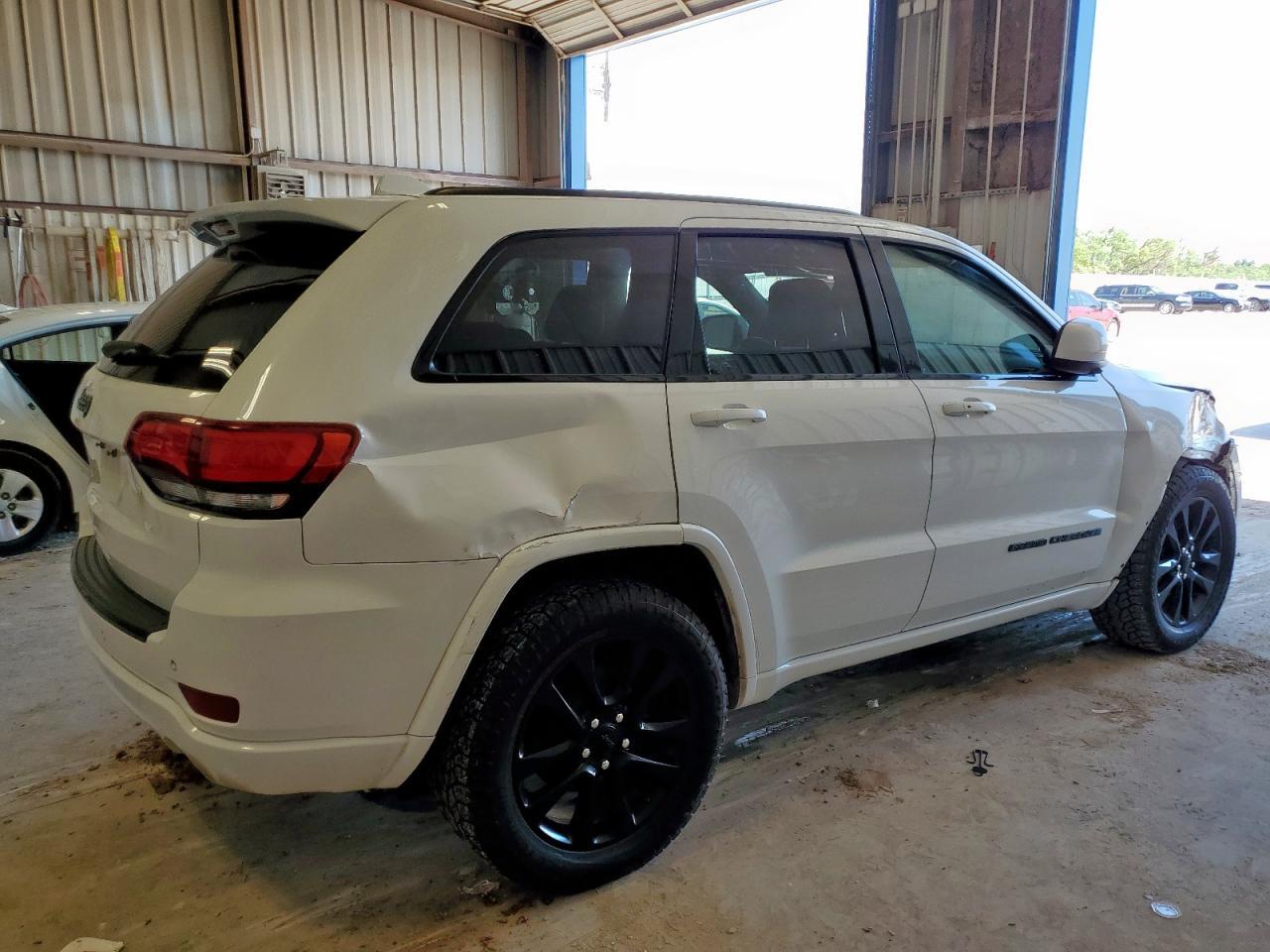 2017 Jeep Grand Cherokee Laredo - Image 3