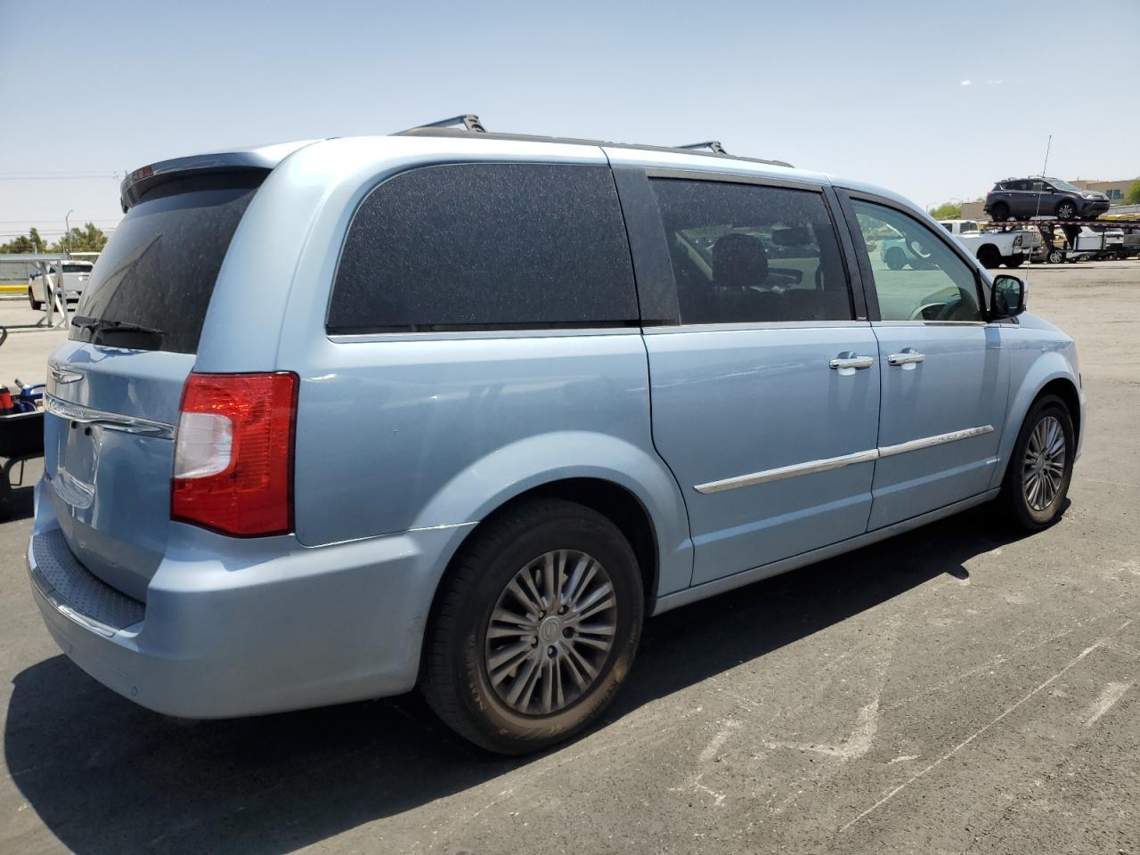 2013 Chrysler Town & Country Touring L - Фото 3