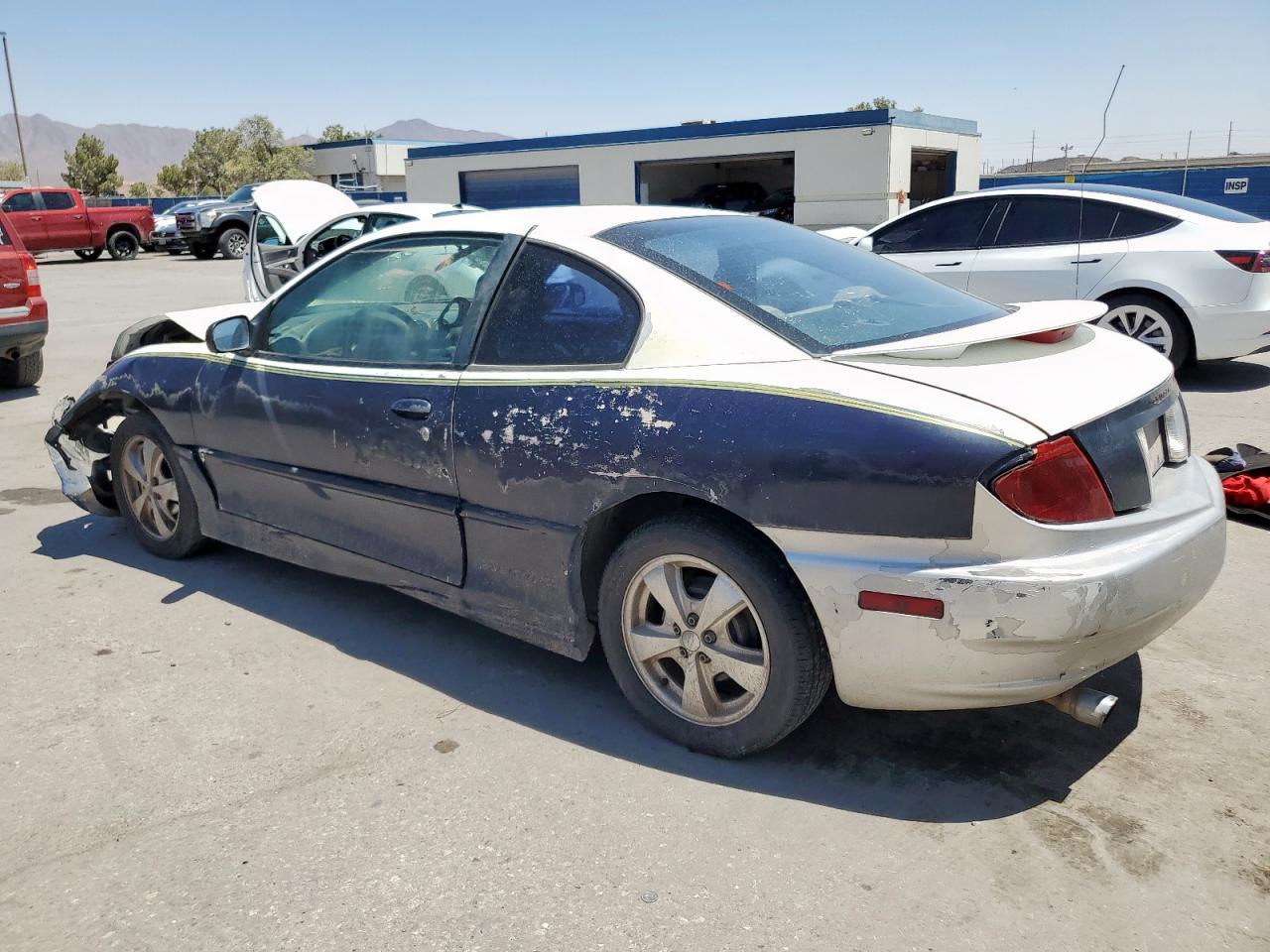 2005 Pontiac Sunfire - Image 2