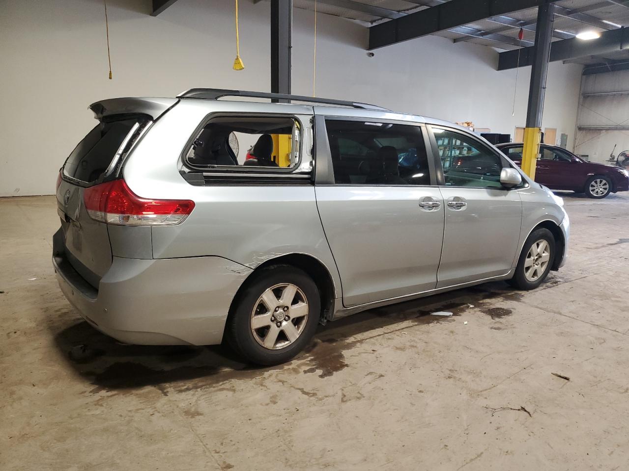 2012 Toyota Sienna Xle - Фото 3