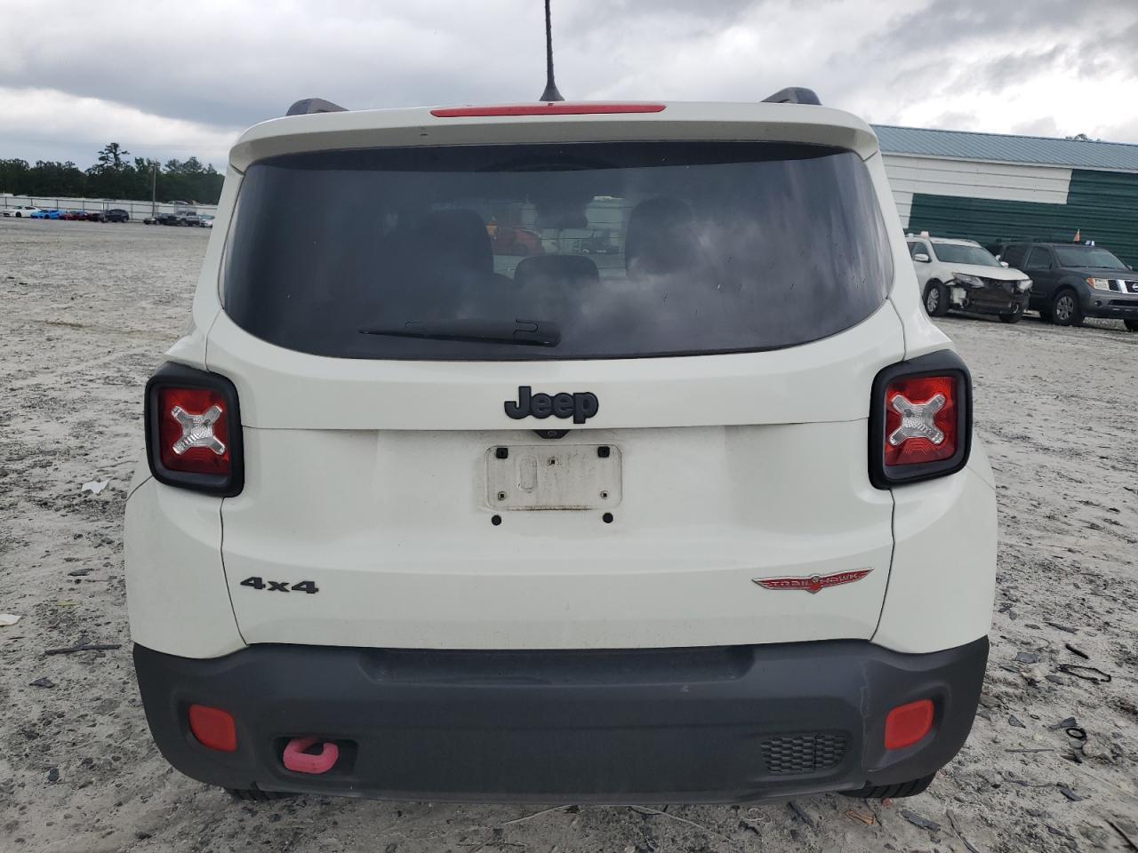 2015 Jeep Renegade Trailhawk - Image 6