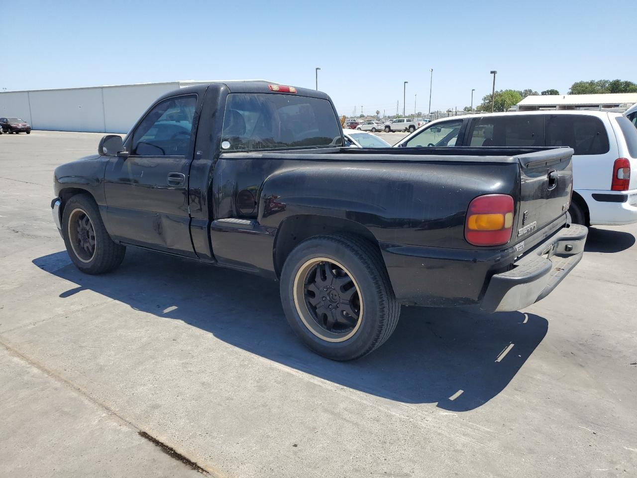 2002 GMC New Sierra C1500 - Image 2