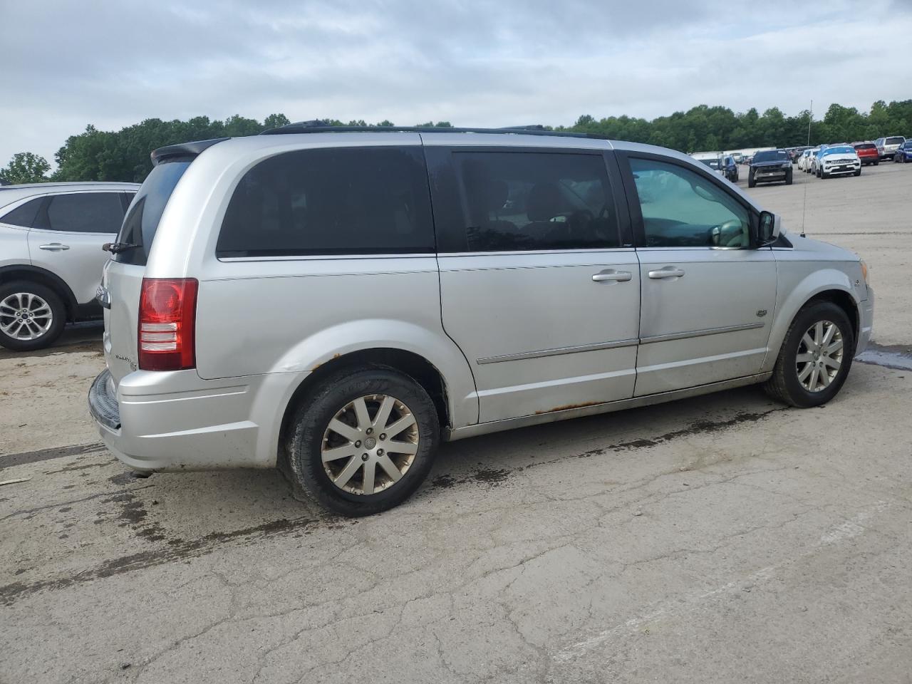 2009 Chrysler Town & Country Touring - Image 3