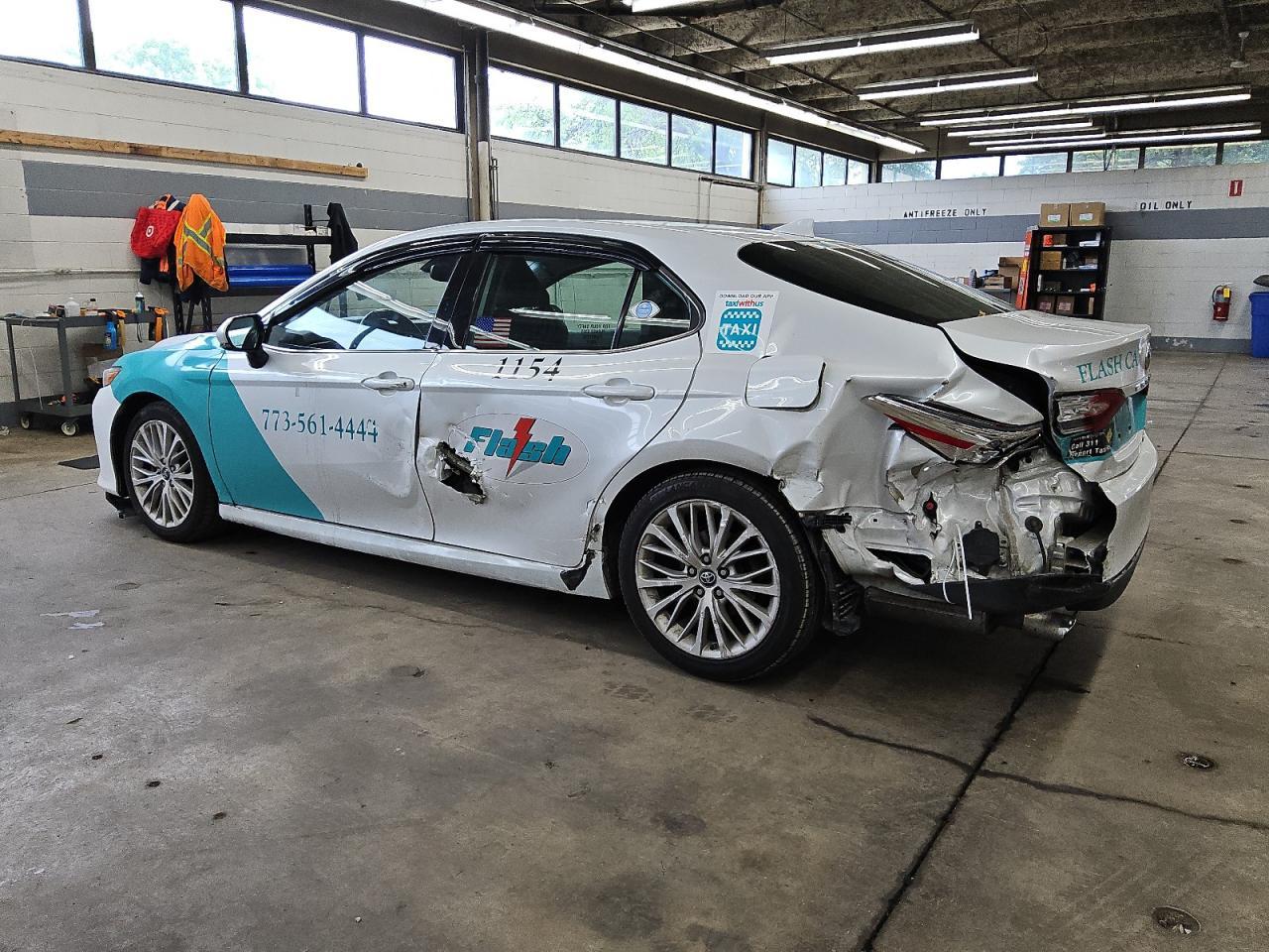 2019 Toyota Camry Hybrid - Фото 2