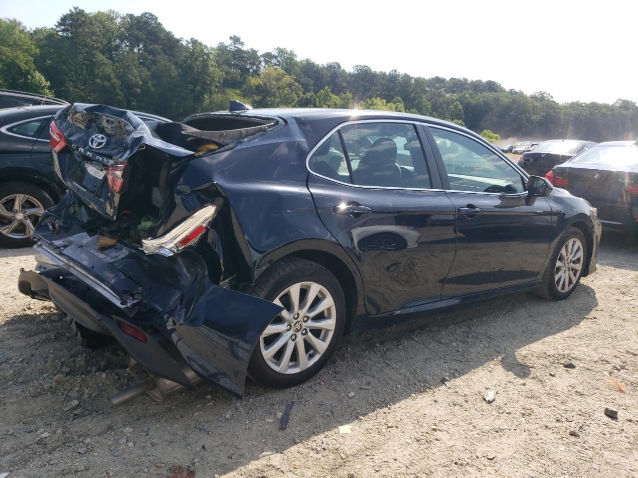 2020 Toyota Camry Le - Фото 3