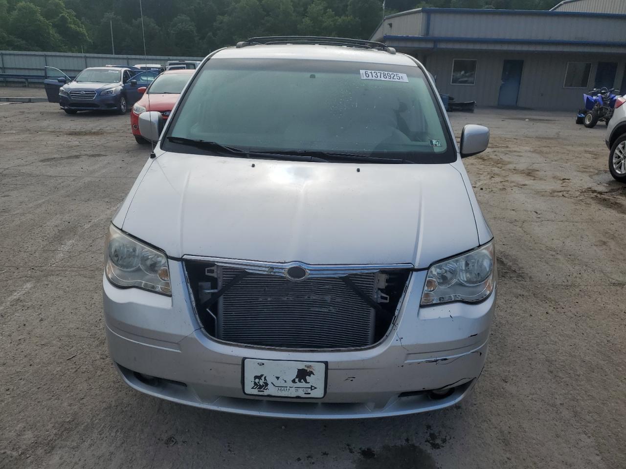 2009 Chrysler Town & Country Touring - Image 5