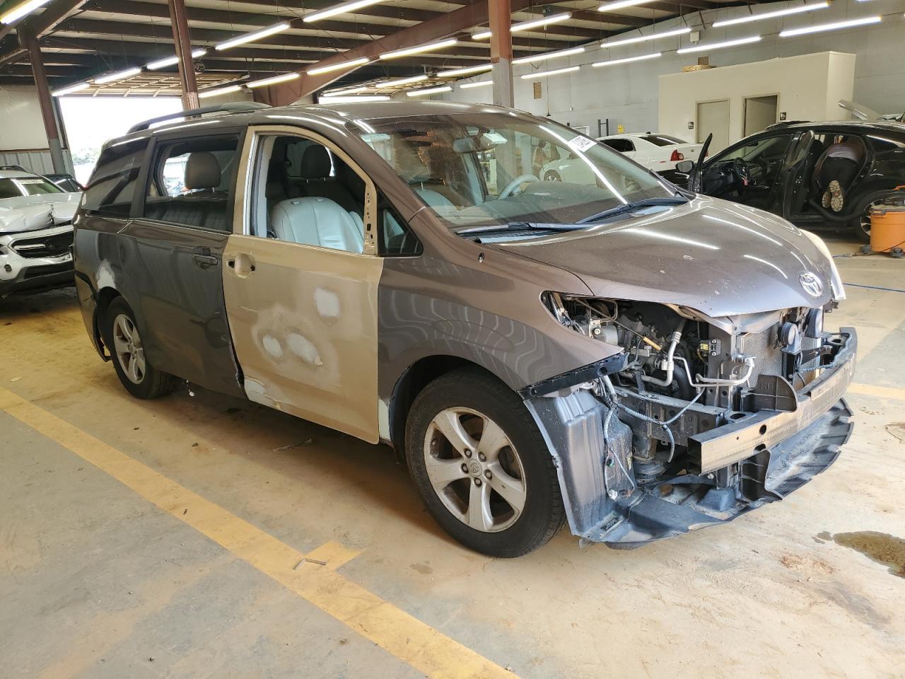 2012 Toyota Sienna Le - Image 4