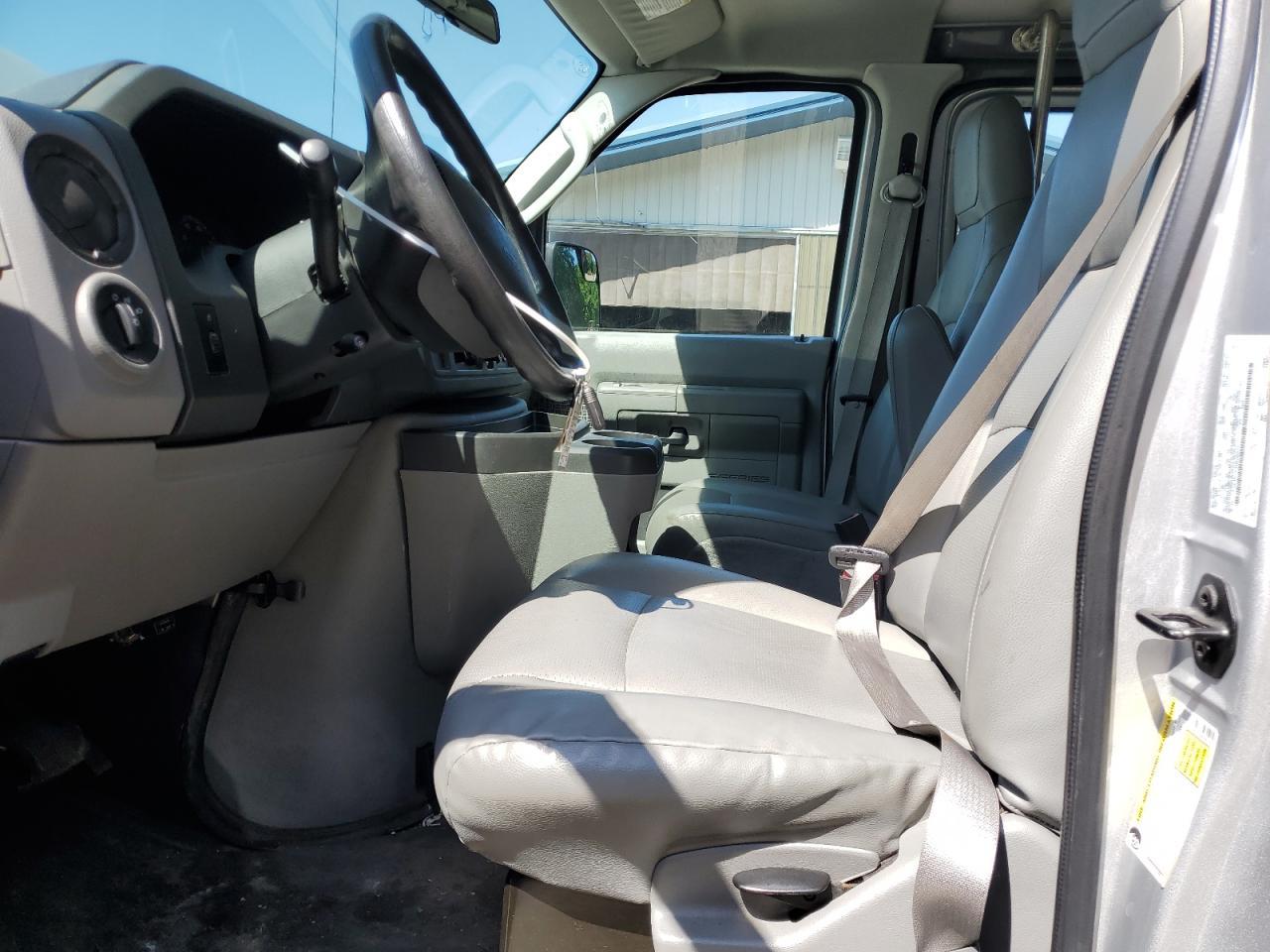 2012 Ford Econoline E250 Van - Фото 7