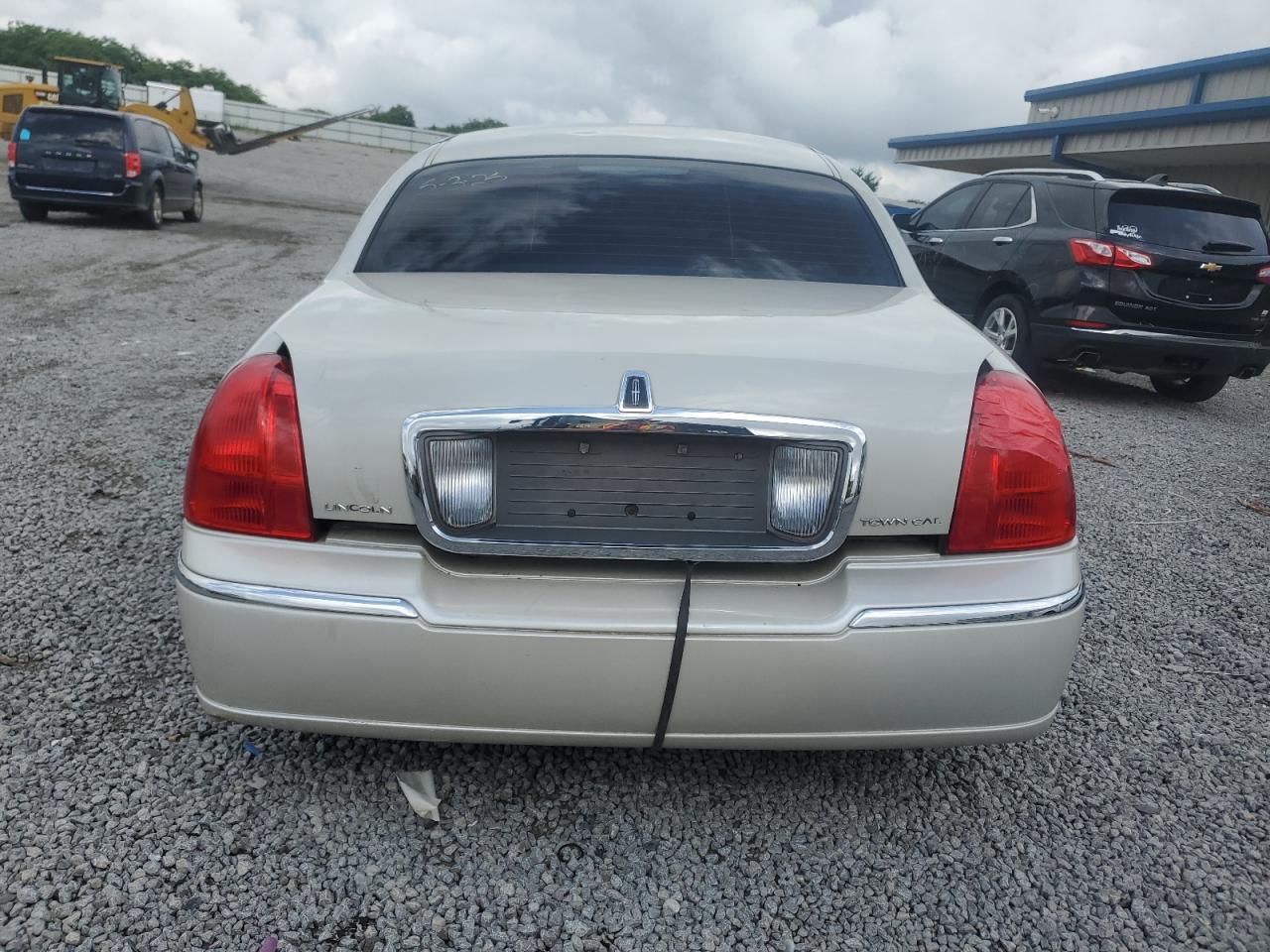 2007 Lincoln Town Car Signature Limited - Image 6