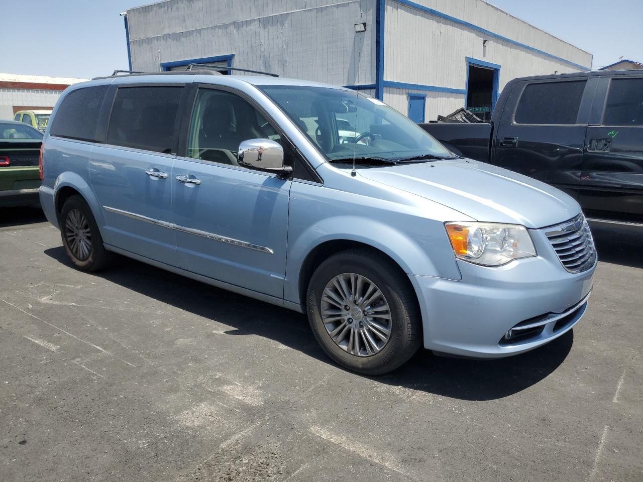 2013 Chrysler Town & Country Touring L - Фото 4