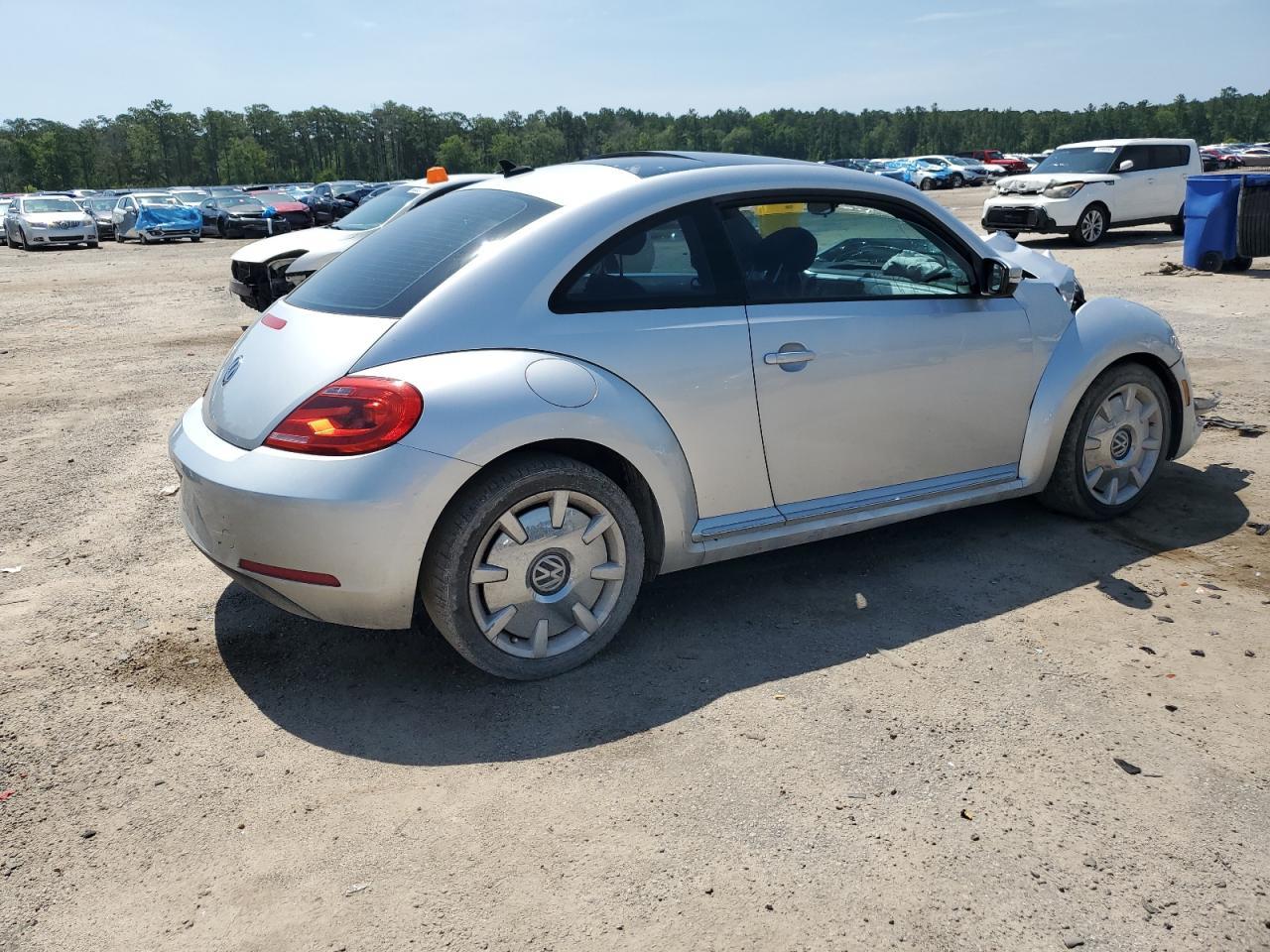 2012 Volkswagen Beetle - Фото 3