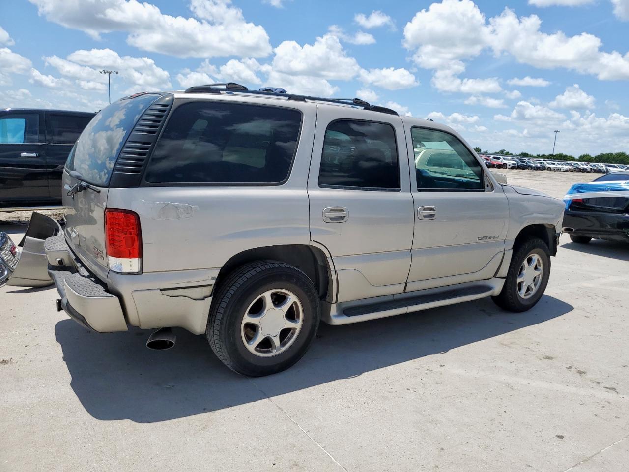 2004 GMC Yukon Denali - Image 3