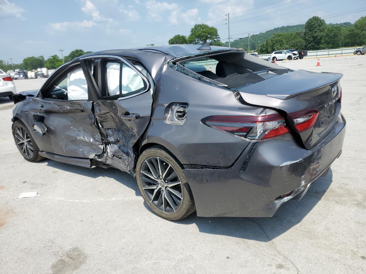 2022 Toyota Camry Se - Фото 2
