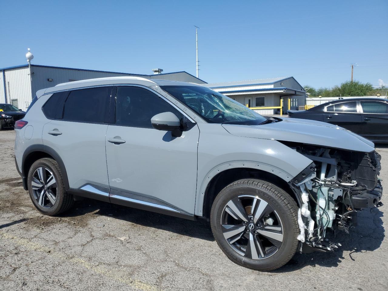 2023 Nissan Rogue Platinum - Image 4