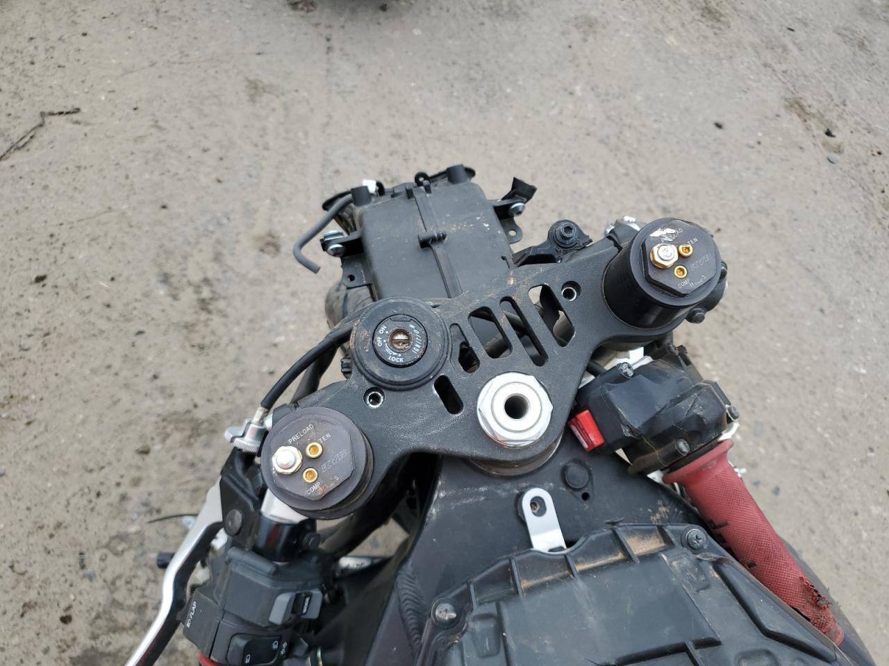 2021 Yamaha Yzfr1 - Фото 7