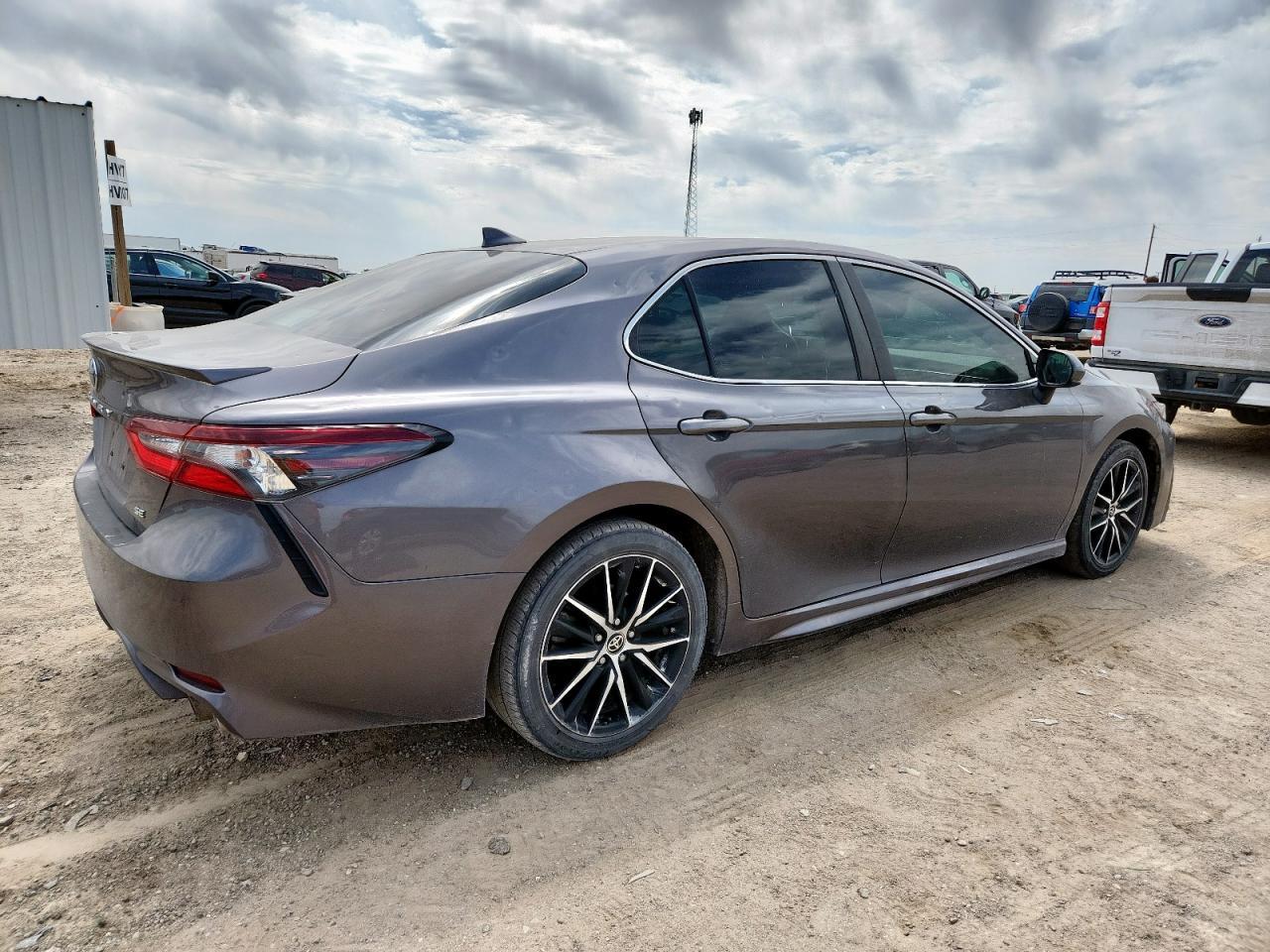 2021 Toyota Camry Se - Фото 3