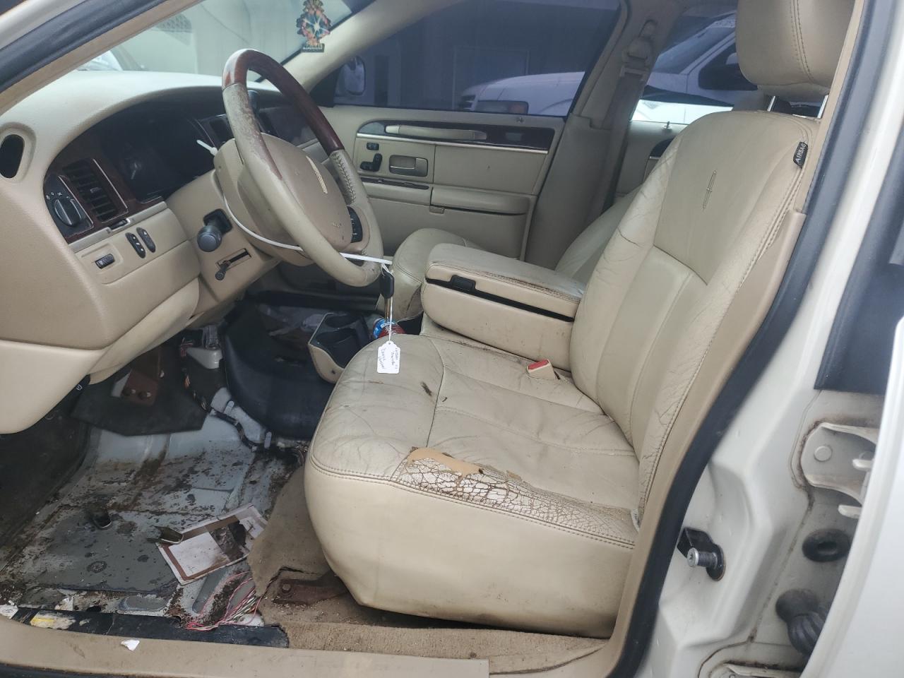 2007 Lincoln Town Car Signature Limited - Image 7