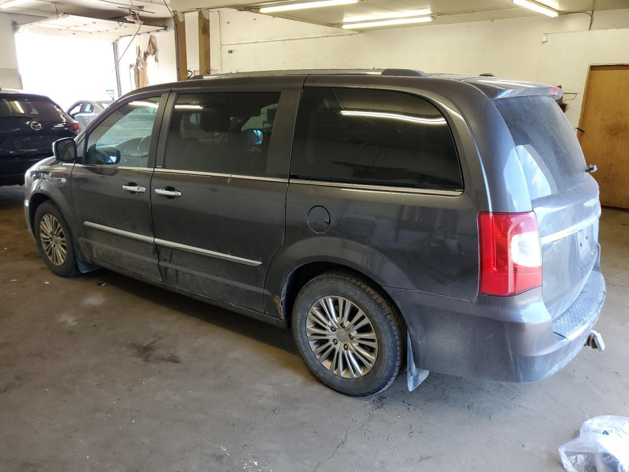 2014 Chrysler Town & Country Touring L - Фото 2